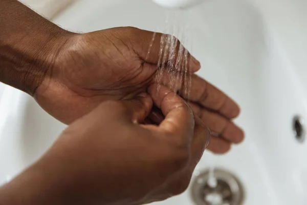 Közelkép orvos, terápiás vagy orvosi tanácsadó kezet mos a műtét előtt az orvosi rendelőben, idoorok. Az egészségügyi ellátás, a gondozás, az orvostudomány és a szakmai foglalkozás fogalma — Stock Fotó