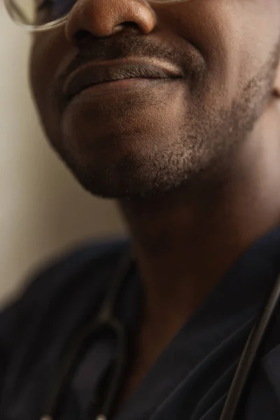 Ausgeschnittenes Porträt eines jungen afrikanischen Arztes, Therapeuten oder medizinischen Beraters bei der Arbeit, idoors. Gesundheits-, Pflege-, Medizin- und Berufsbegriff — Stockfoto