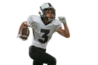 Beyaz stüdyo arka planında izole edilmiş spor ekipmanı, kask ve eldiven giymiş Amerikan futbolcusunun yakın plan portresi. Spor anlayışı, rekabet