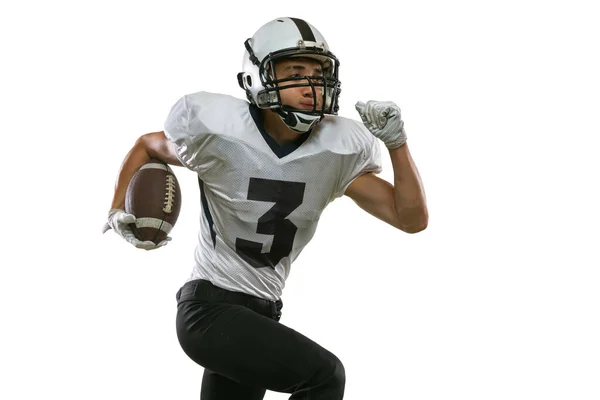 Крупный план портрета американского футболиста в спортивном инвентаре, шлеме и перчатках на белом фоне студии. Концепция спорта, соревнования — стоковое фото
