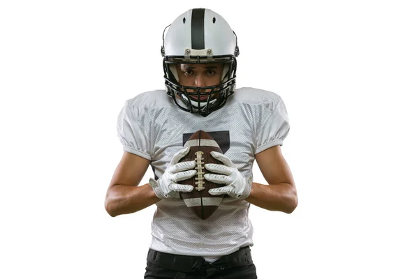 Retrato de close-up do jogador de futebol americano em equipamentos esportivos, capacete e luvas isoladas no fundo do estúdio branco. Conceito de desporto, competição — Fotografia de Stock