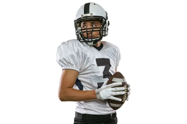 Крупный план портрета американского футболиста в спортивном инвентаре, шлеме и перчатках на белом фоне студии. Концепция спорта, соревнования — стоковое фото