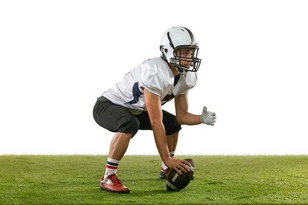 Portret van Amerikaanse football speler training geïsoleerd op witte studio achtergrond met groen gras. Begrip sport, concurrentie — Stockfoto