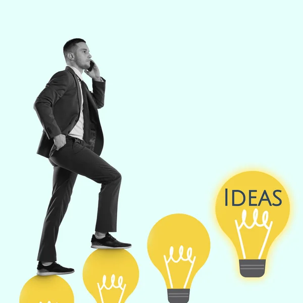 Échelle d'idées. Jusqu'au but, le succès. Jeune homme, homme d'affaires, analyste financier ou commis en tenue de travail montant sur ampoules électriques. — Photo