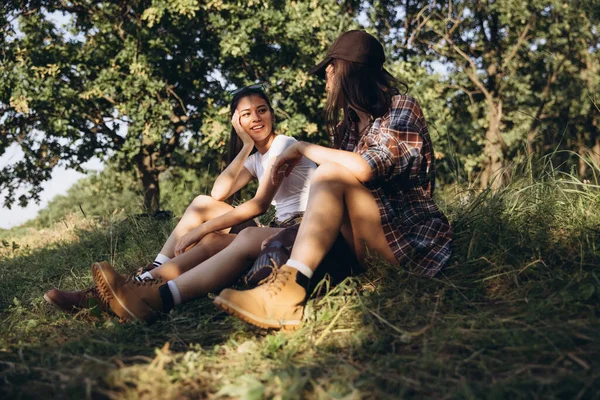 Meninas jovens, amigos andando, passeando juntos arredores da cidade, na floresta de verão. Estilo de vida ativo, viagens, conceito de suporte — Fotografia de Stock