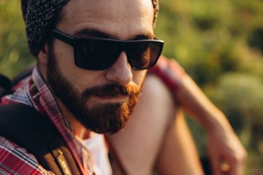 Yakından genç bir adam yürüyor, şehrin dışında tek başına geziniyor. Güzel manzara manzarası. Aktif yaşam tarzı, seyahat kavramı