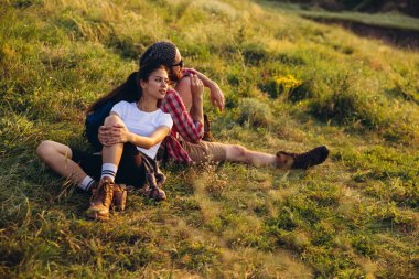 Yakından genç bir adam ve kadın, bir çift sevgili, şehrin dışında geziniyorlar, yaz ormanlarında. Aktif yaşam tarzı, seyahat, buluşma konsepti