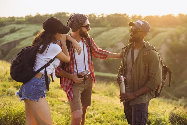 Group of friends, young men and women walking, strolling together during picnic in summer forest, meadow. Lifestyle, friendship, — Stock Photo, Image