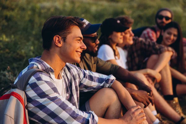 Meet sunset. Group of friends, young men and women walking, strolling together during picnic in summer forest, meadow. Lifestyle, friendship, — Stock Photo, Image