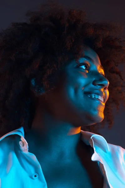 Emotiefmeisje. Close-up portret van Afrikaanse jonge vrouw geïsoleerd op donkerblauwe studioachtergrond. Concept van menselijke emoties, gezichtsuitdrukking, jeugd, diversiteit, reclame. — Stockfoto