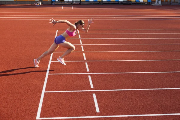 Na linha de partida. Uma mulher caucasiana, atleta feminina, treinando corredor em estádio público, quadra esportiva ou pista de corrida ao ar livre. Jogos de esporte de verão. — Fotografia de Stock