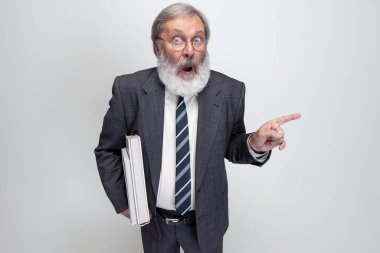 Komik profesör, öğretmen, bilim adamı gri stüdyo arka planında yalnız poz veriyor. Meslek mesleği, iş, eğitim ve motivasyon kavramı.