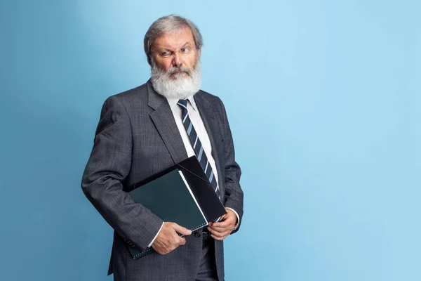 Retrato del anciano cabeza gris, profesor, profesor trabajando en el trabajo, adentro. Concepto de ocupación profesional, trabajo, educación y motivación. — Foto de Stock