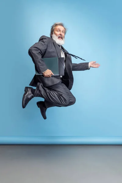 Vyděšený profesor, učitel, šedovousý běžec, spěchající do třídy izolovaný na pozadí modrého studia. Funny meme emotions — Stock fotografie