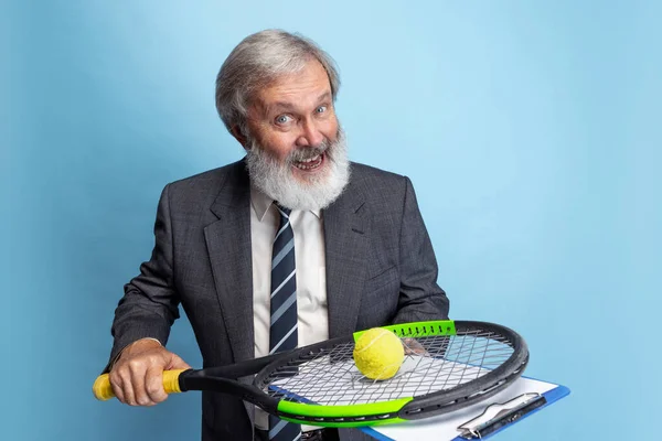 Retrato del anciano cabeza gris, profesor, profesor trabajando aislado en el fondo del estudio azul. Concepto de ocupación profesional, trabajo, educación y motivación. — Foto de Stock