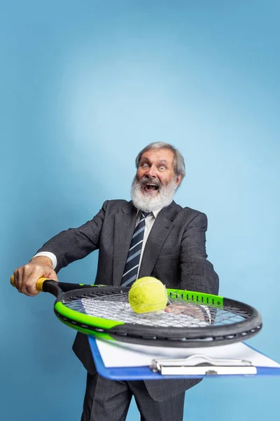 Retrato de homem de cabeça cinza mais velho, professor, professor trabalhando isolado no fundo do estúdio azul. Conceito de ocupação profissional, emprego, educação e motivação. — Fotografia de Stock