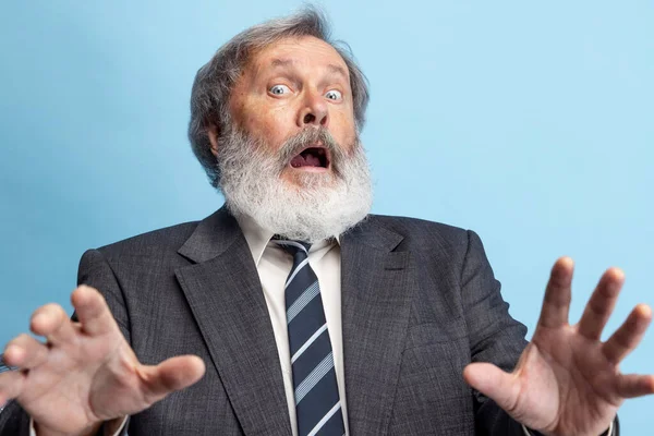 Professeur fou, professeur, barbu à tête grise posant isolé sur fond de studio gris. Concept d'occupation professionnelle, emploi, éducation, émotions mèmes drôles — Photo