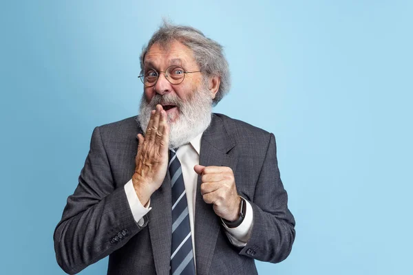 Çılgın profesör, öğretmen, gri sakallı adam gri stüdyo arka planında yalnız poz veriyor. Meslek mesleği kavramı, iş, eğitim, komik mim duyguları — Stok fotoğraf