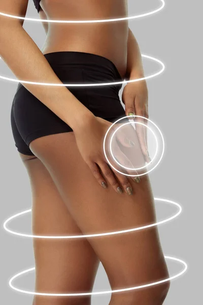 Detailní záběr krásné ženské tělo s zvedání šípy izolované na bílém pozadí. Koláž. Odolná pokožka, fitness tělo, procedury proti celulitidě. — Stock fotografie