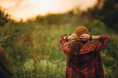 Genç bir kadın, turist yürüyüşü, şehrin dışında gezinti, yaz ormanlarında. Aktif yaşam tarzı, seyahat, eko, ilişki kavramı