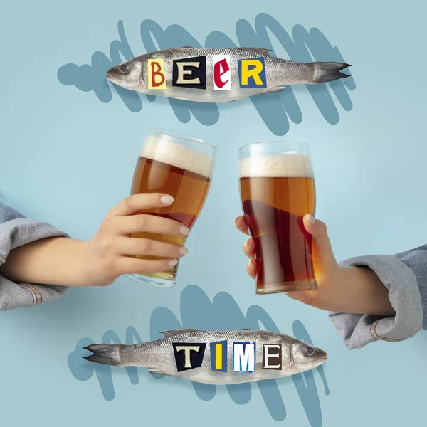 Composición de arte contemporáneo con dos manos masculinas sosteniendo vasos de cerveza con cerveza lager, fría. Concepto de fiesta, tradiciones nacionales, sabor, bebidas y días festivos —  Fotos de Stock
