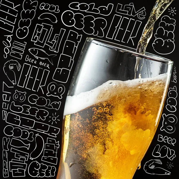 黒と白の文字の背景に分離光ラガー冷たいビールとクローズアップ大きなガラス。休日、飲み物、 10月祭の概念。広告、ポスター、バナーのデザイン — ストック写真