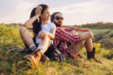 Yakın plan genç adam ve kadın, aile çifti çayırda, tarlada ve doğanın tadını çıkarıyorlar. Etkin yaşam tarzı, seyahat, ilişki, buluşma kavramı