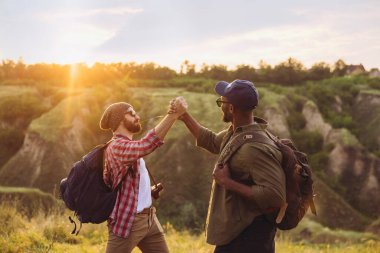 Gençler, arkadaşlar yürüyor, şehrin dışında geziniyorlar, yaz ormanlarında. Etkin yaşam tarzı, seyahat, destek kavramı