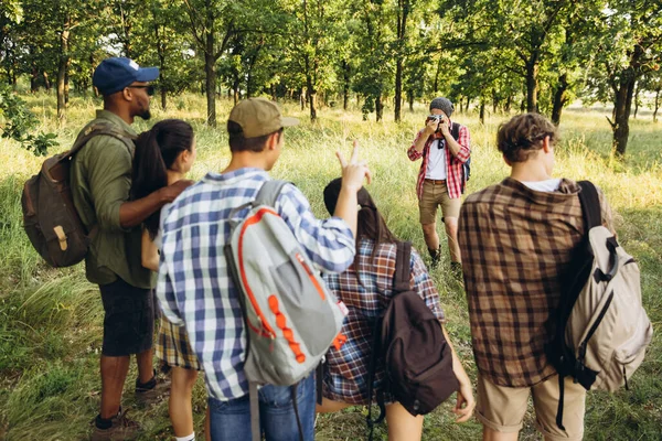一群朋友，一群年轻的男人和女人一起散步，在夏天的森林里，草地上散步。生活方式，友谊, — 图库照片