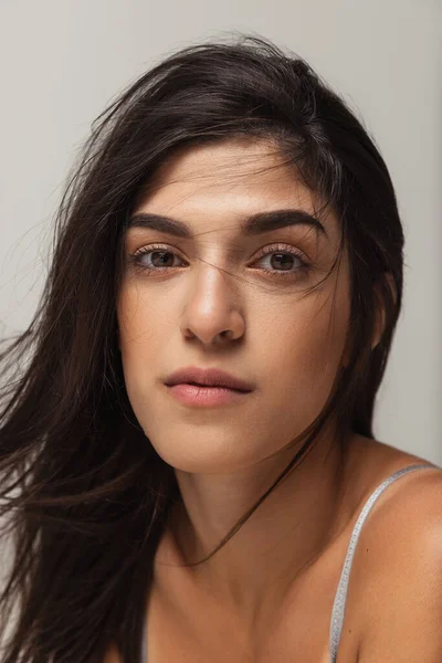 Közelkép portré fiatal gyönyörű arab nő smink nélkül elszigetelt szürke stúdió háttér. Természetes szépség fogalma. — Stock Fotó