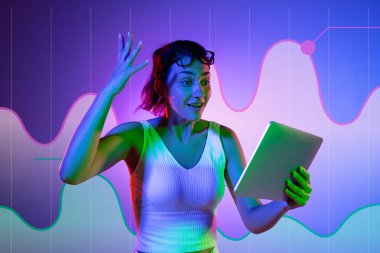 Mor zemin üzerinde tableti olan beyaz kadın döviz büyüme grafiği grafik konseptinde.