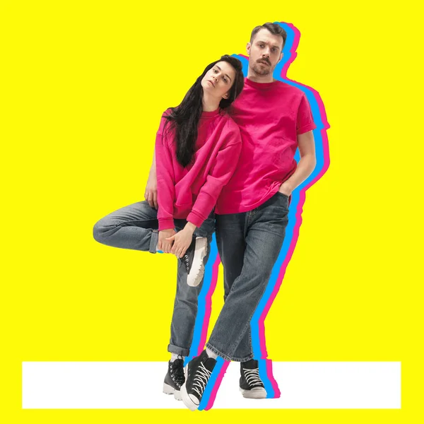 Minimális kollázs művészet. Fiatal pár, férfi és nő áll, pózol sárga háttér — Stock Fotó