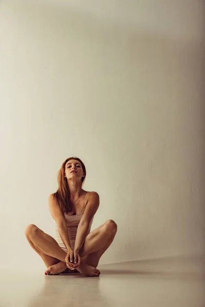 Sport, yoga et mode de vie sain. Jeune belle femme sportive en lingerie posant isolée sur fond de studio gris. Concept de beauté naturelle. — Photo