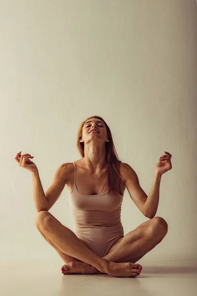 Sport, yoga och hälsosam livsstil. Ung vacker sportig kvinna i underkläder poserar isolerad över grå studio bakgrund. Naturligt skönhetsbegrepp. — Stockfoto