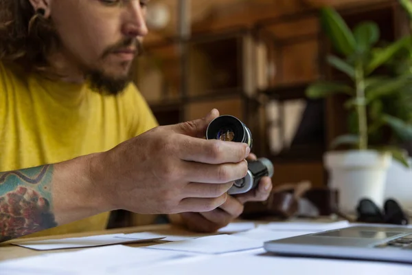 Beyaz bir genç adam, fotoğrafçı, profesyonel kameralı kameraman, ofis ve kapalı alanda çalışırken ekipman. Meslek, iş, eğitim kavramı — Stok fotoğraf