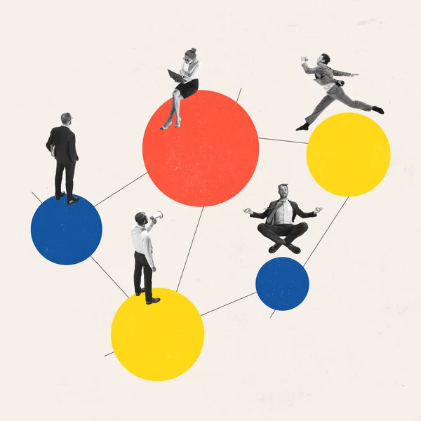 Teamwork. Junge Männer und Frauen, Geschäftsleute, Finanzanalysten oder Angestellte in Businesskleidung isoliert auf hellem Hintergrund. Gelbe, blaue und rote Kreise — Stockfoto
