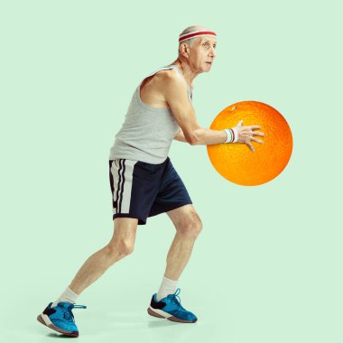 Hafif arka planda meyveli kıdemli adam eğitimi. Top olarak turuncu meyveli erkek basketbolcu. Sağlıklı gıda konsepti. Sanat eserleri, Zine Kolajı