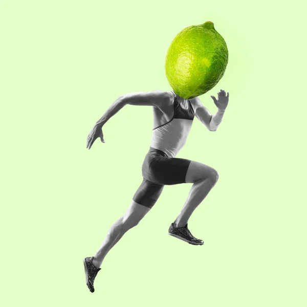 Yeşil kireç başlıklı erkek koşucunun hafif arka planda koştuğu kompozisyon. Sağlıklı gıda konsepti. — Stok fotoğraf