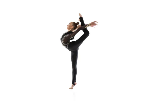 Portret dziewczynki, artystka gimnastyki rytmicznej odizolowana na białym tle pracowni. Pojęcie sportu, działania, aspiracji, edukacji, aktywnego stylu życia — Zdjęcie stockowe