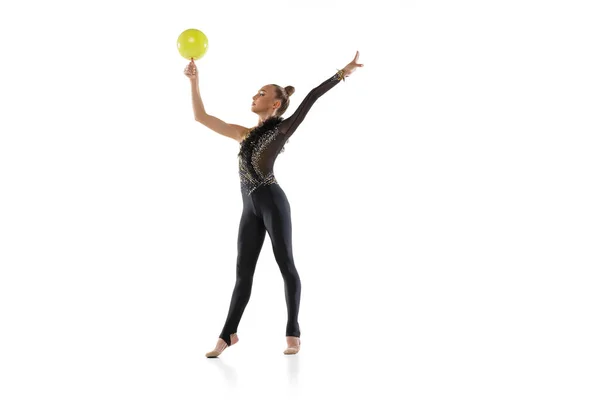 Retrato de niña, artista de gimnasia rítmica aislado sobre fondo blanco del estudio. Concepto de deporte, acción, aspiración, educación, estilo de vida activo — Foto de Stock