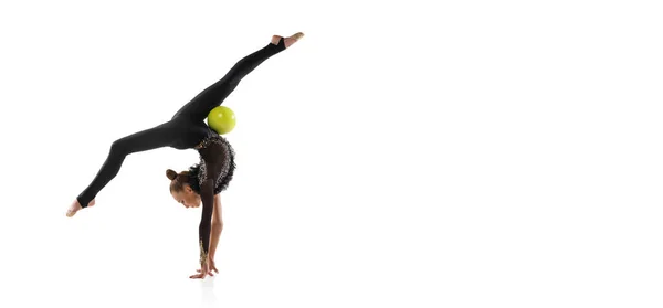 Portret van een klein meisje, ritmische gymnastiek kunstenaar geïsoleerd op witte studio achtergrond. Begrip sport, actie, aspiratie, onderwijs, actieve levensstijl — Stockfoto