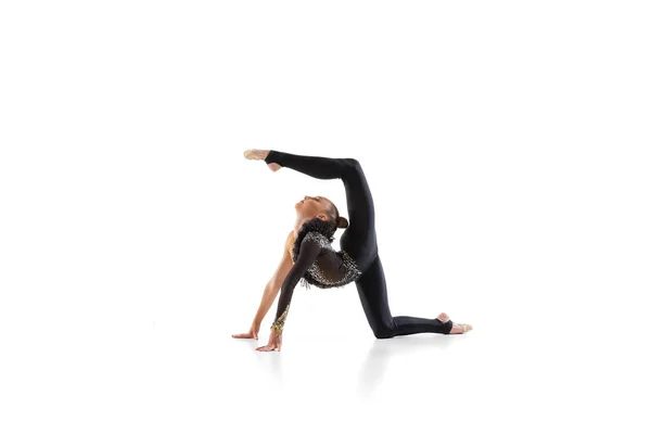 Retrato de niña, artista de gimnasia rítmica aislado sobre fondo blanco del estudio. Concepto de deporte, acción, aspiración, educación, estilo de vida activo — Foto de Stock