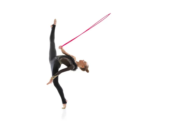 Una ragazza caucasica, artista di ginnastica ritmica isolata su sfondo bianco. Concetto di sport, azione, aspirazione, educazione, stile di vita attivo — Foto Stock
