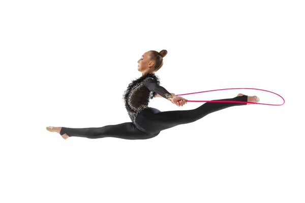 O fată caucaziană, artistă de gimnastică ritmică izolată pe fundalul studioului alb. Conceptul de sport, acțiune, aspirație, educație, stil de viață activ — Fotografie, imagine de stoc
