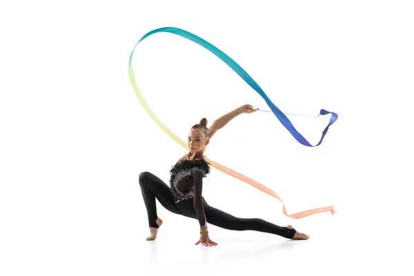 Retrato de niña, entrenamiento de artista de gimnasia rítmica con cinta de color aislada sobre fondo de estudio blanco. Concepto de deporte, acción, aspiración —  Fotos de Stock