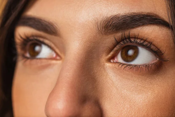 Een close-up vrouwelijk gezicht. Mooie wimpers en wenkbrauwen. Concept van natuurlijke schoonheid, cosmetica, anti-leeftijd behandeling, wellness — Stockfoto