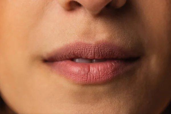 Gros plan lèvres féminines avec maquillage nu. Concept de beauté naturelle, cosmétiques, traitement anti-âge, bien-être — Photo