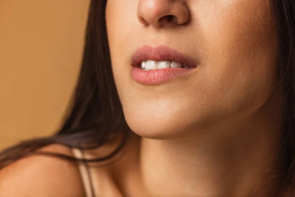 Cercanía del cuello femenino, clavículas aisladas sobre fondo rosa del estudio. Hermosa mujer caucásica con la piel bien cuidada. —  Fotos de Stock