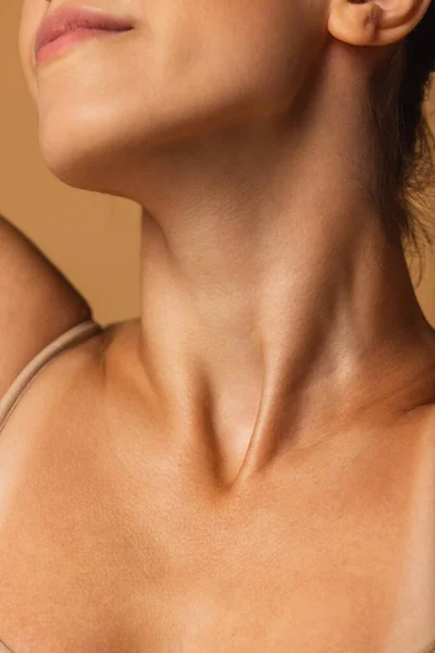 Cercanía del cuello femenino, clavículas aisladas sobre fondo rosa del estudio. Hermosa mujer caucásica con la piel bien cuidada. — Foto de Stock