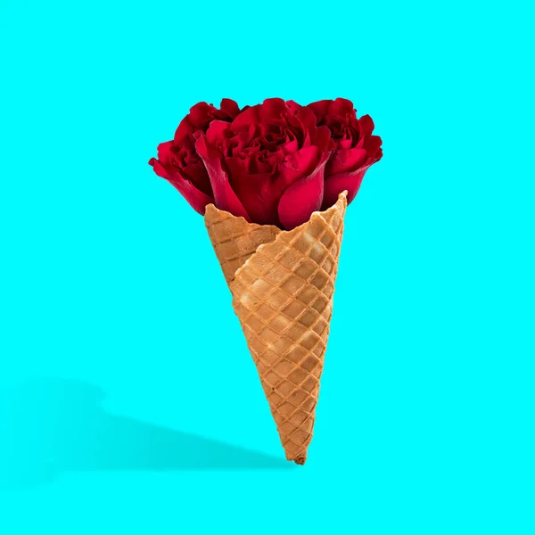 Collage d'art contemporain, design moderne. Humeur estivale. Icecream rempli de belles roses rouges sur fond bleu clair. — Photo